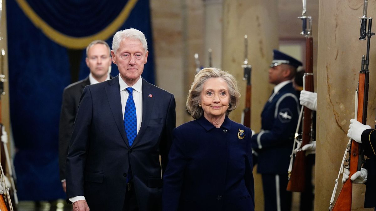 Bill Clinton i Hillary Clinton stawią się przed Kongresem