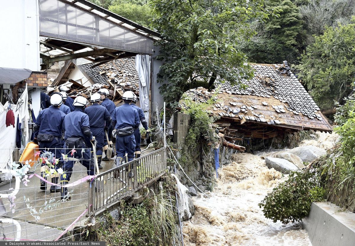 Dom zawalony przez osuwisko spowodowane ulewnym deszczem w mieście Karatsu w prefekturze Saga