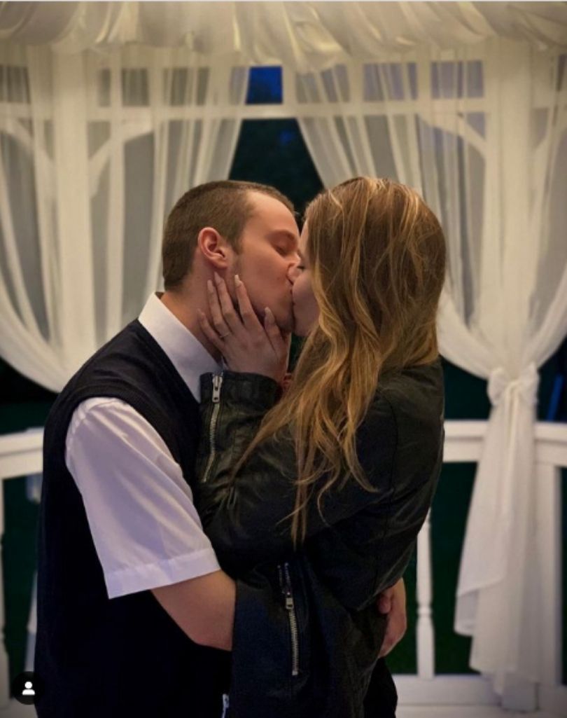 Xavier Wiśniewski czule całuje siostrę Sebastiana Fabijańskiego
