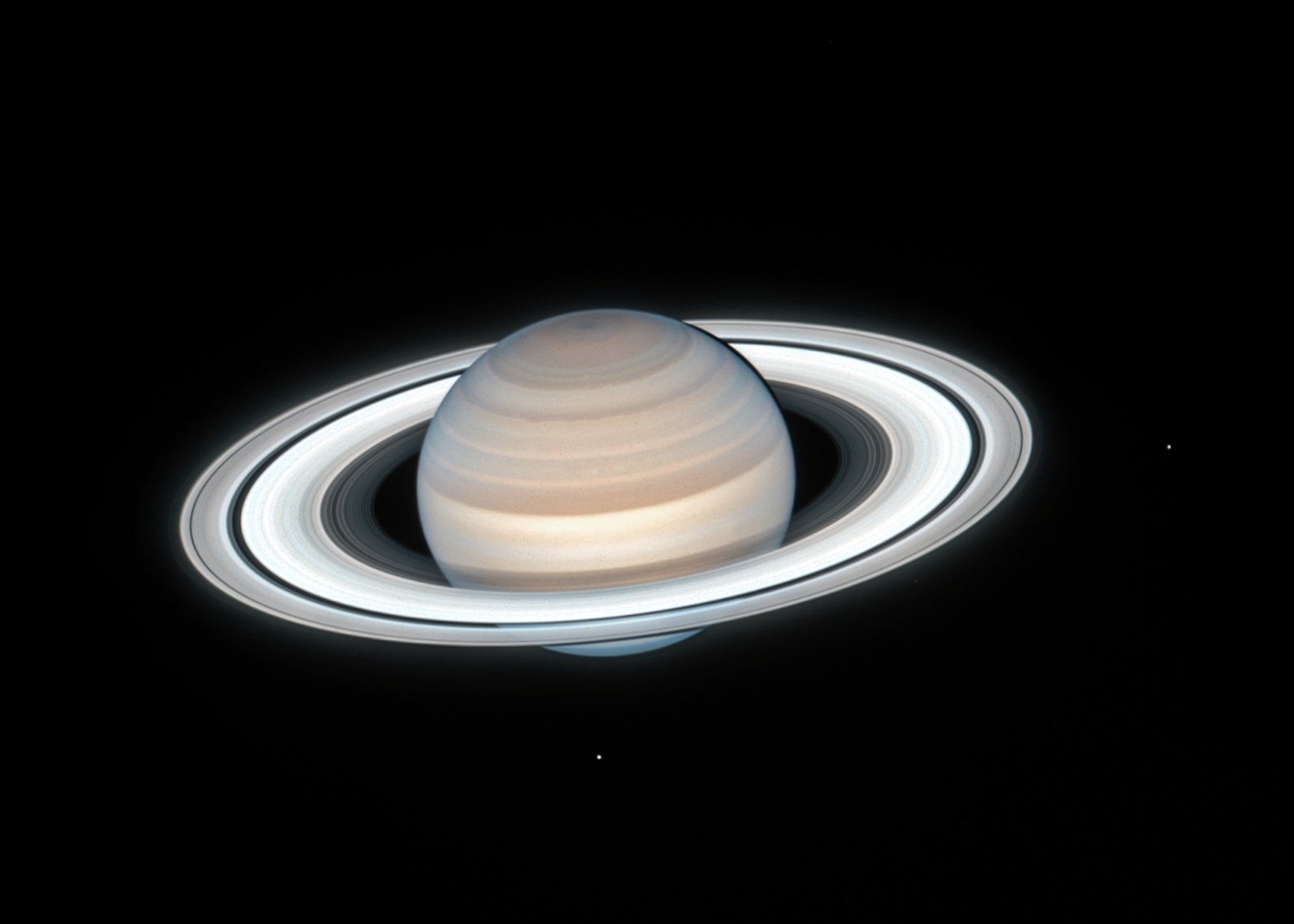 Teleskop Hubble’a ujął bardzo szczegółowe zdjęcie Saturna. Jego pierścienie są piękne 1