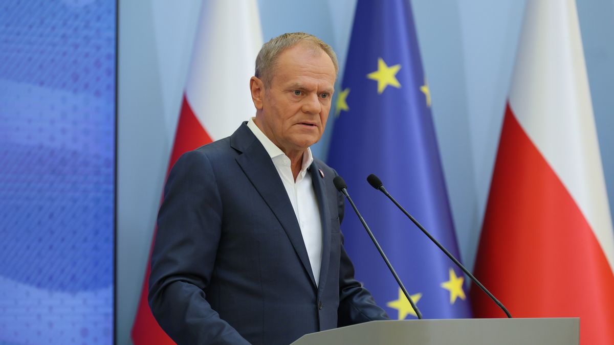 Warszawa, 09.08.2024. Premier Donald Tusk podczas konferencji prasowej w siedzibie KPRM w Warszawie, 9 bm. Szefowie MSWiA, MS i MF podpisali międzyresortowe porozumienie dotyczące skoordynowania działań podległych im służb; ma dotyczyć zabezpieczenia odzyskiwania mienia Skarbu Państwa wydanego niezgodnie z prawem. (jm) PAP/Paweł Supernak