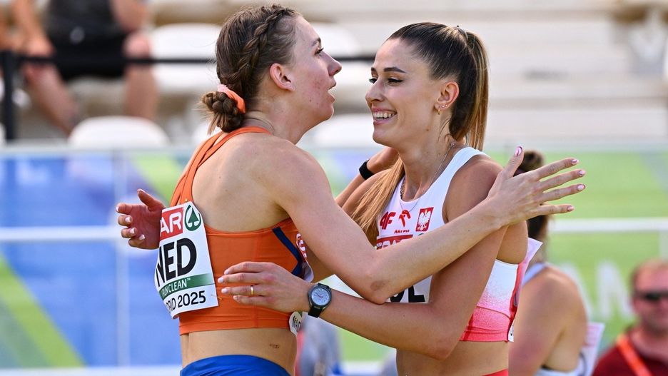Natalia Bukowiecka i Femke Bol po biegu na 400m kobiet podczas drużynowych lekkoatletycznych mistrzostw Europy w Madrycie