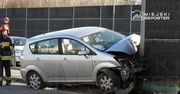Łomianki: Kierująca Toyotą wjechała w znak i ścięła latarnię