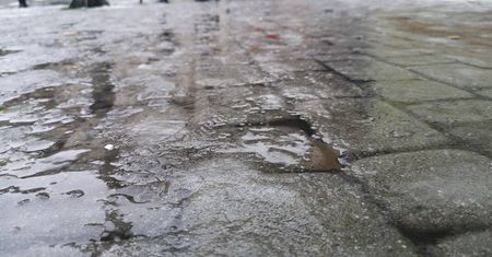 Służby drogowe zaspały! Fatalne warunki do jazdy. Drogi są naprawdę śliskie