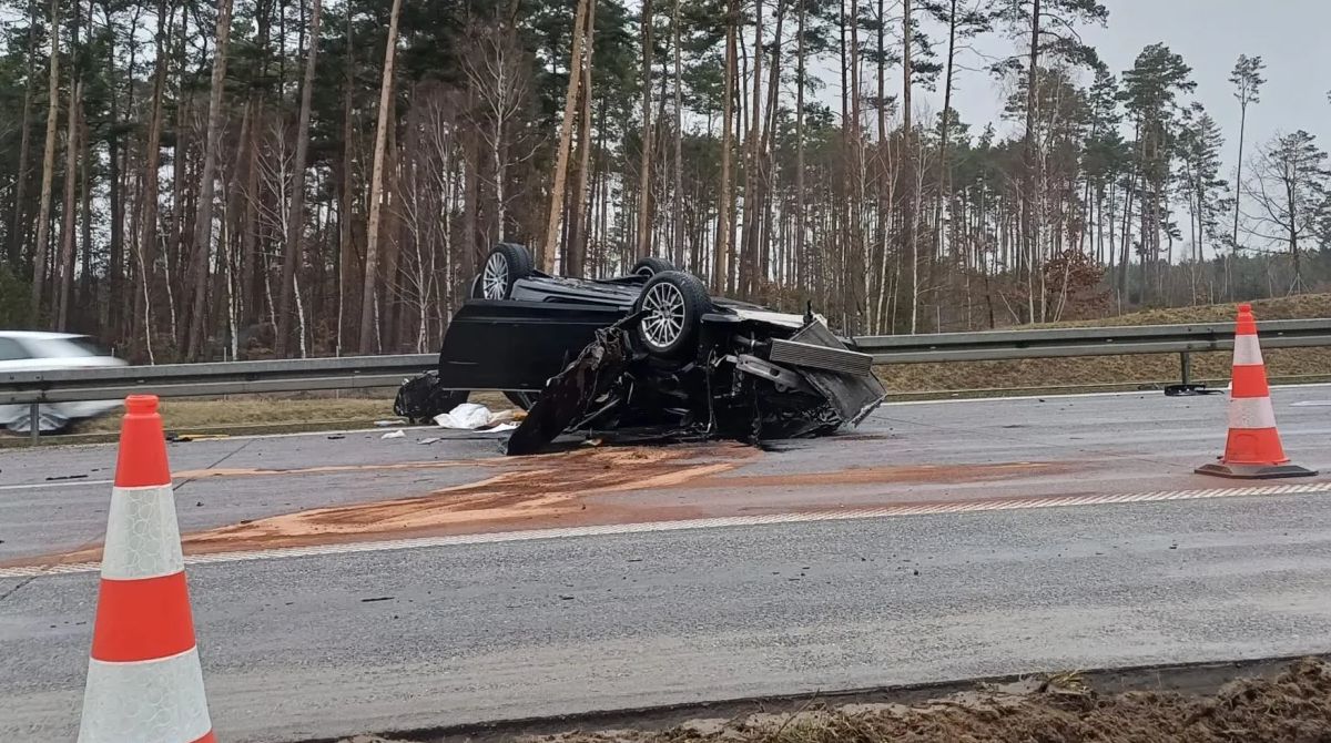 Uciekał kradzionym audi. Rozbił się o cysternę na A2.