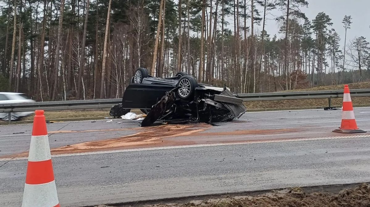 Uciekał kradzionym audi. Rozbił się o cysternę na autostradzie A2