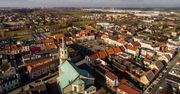 Miasto miłości w Polsce. Wierni chodzą dookoła ołtarza na kolanach