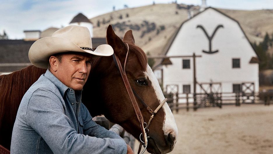 Kevin Costner jako John Dutton na swoim ranczu w Montanie 