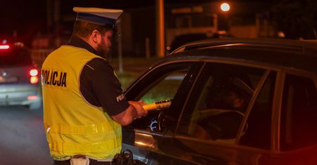 Była pod wpływem narkotyków i alkoholu. Zniszczyła drzwi od radiowozu