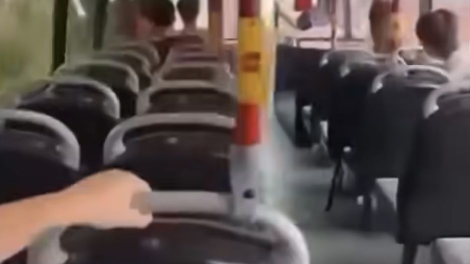Chwila wypadku brytyjskiego autobusu szkolnego została nagrana p