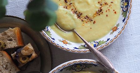 Kremowa zupa z pieczonego selera i czosnku