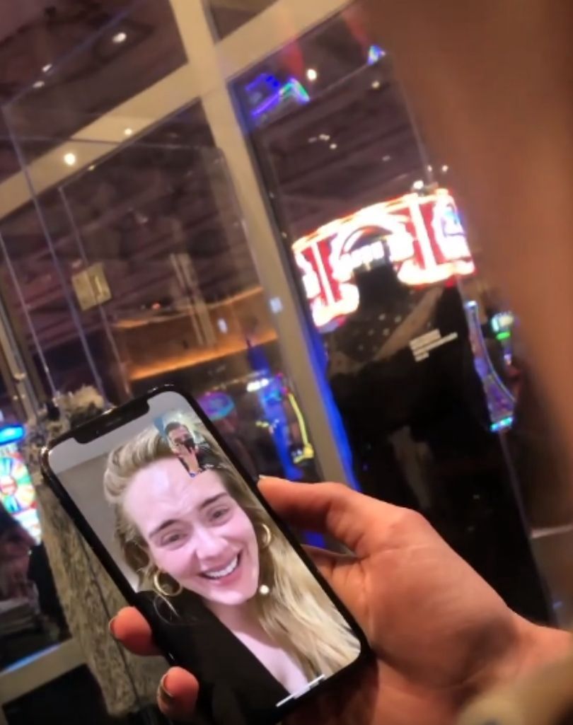 Adele rozmawia z fanami przybyłymi na jej koncert do Las Vegas