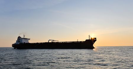 Japonia kupuje rosyjską ropę. Wykorzystuje tankowiec objęty sankcjami