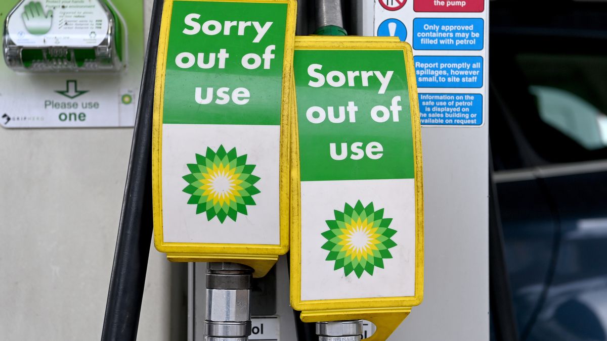 Petrol shortages due to the lack of lorry driversepa09484821 A BP petrol station is pictured in London, Britain, 24 September 2021. A small number of BP petrol stations are closed due to problems with transporting the fuel from refineries amid the nationwide scarcity of truck drivers in the UK.  EPA/FACUNDO ARRIZABALAGA Dostawca: PAP/EPA.FACUNDO ARRIZABALAGA