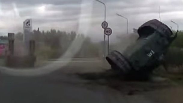 Rosyjski kierowca gubi czołg na zakręcie 1