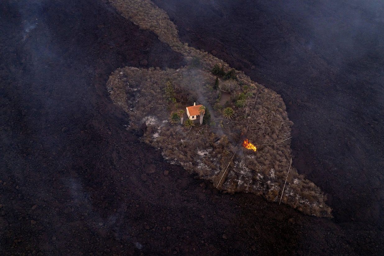 

La Palma. Samotny dom otoczony przez morze lawy. Dramat w raju 