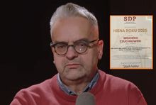 Wojciech Czuchnowski i dyplom z Hieną Roku