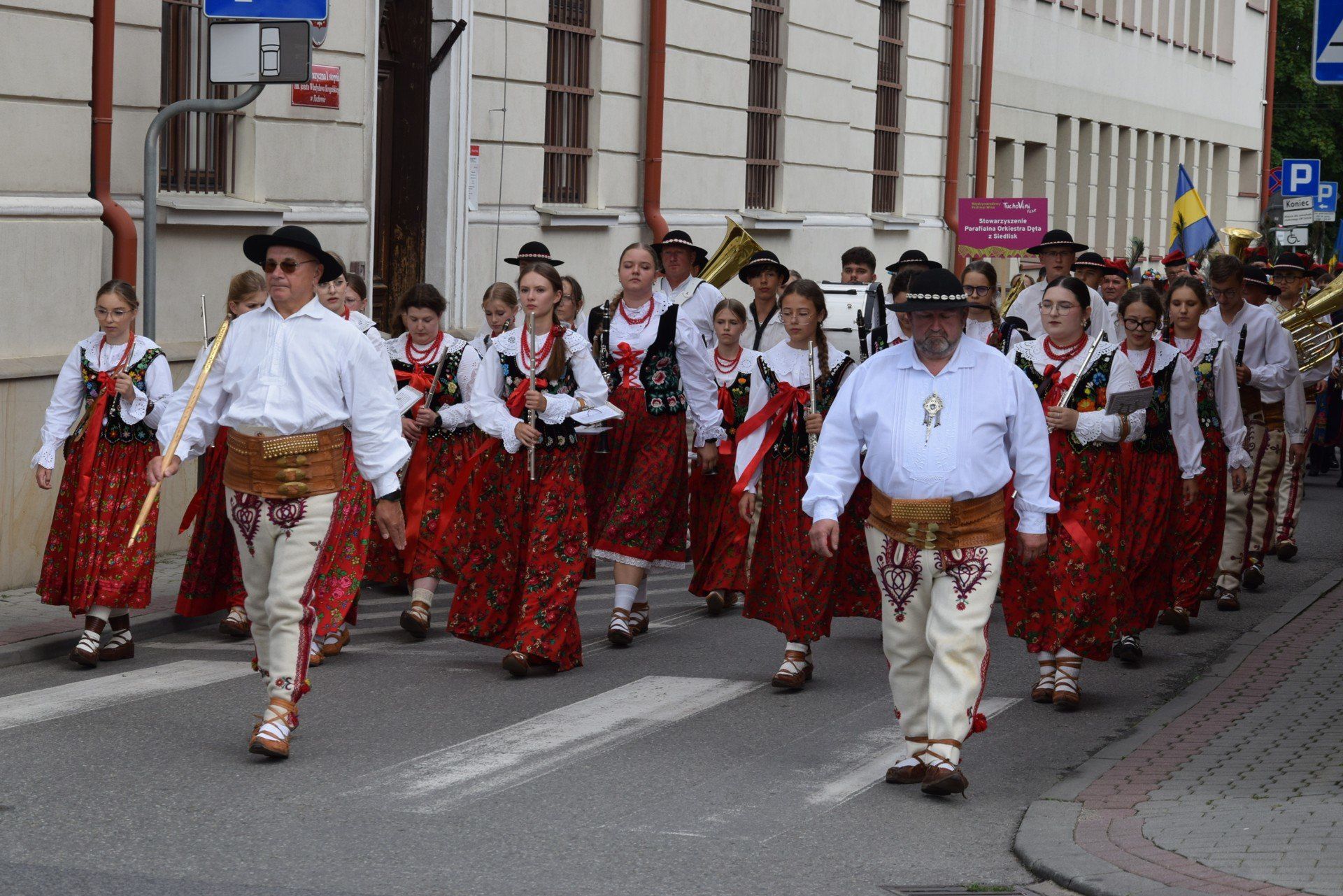 Przemarsz ulicami Tuchowa rozpoczął festiwal wina