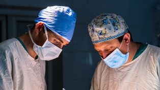 Przeklinają czy nie? O słowach, które padają na sali operacyjnej