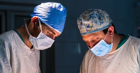 Przeklinają czy nie? O słowach, które padają na sali operacyjnej