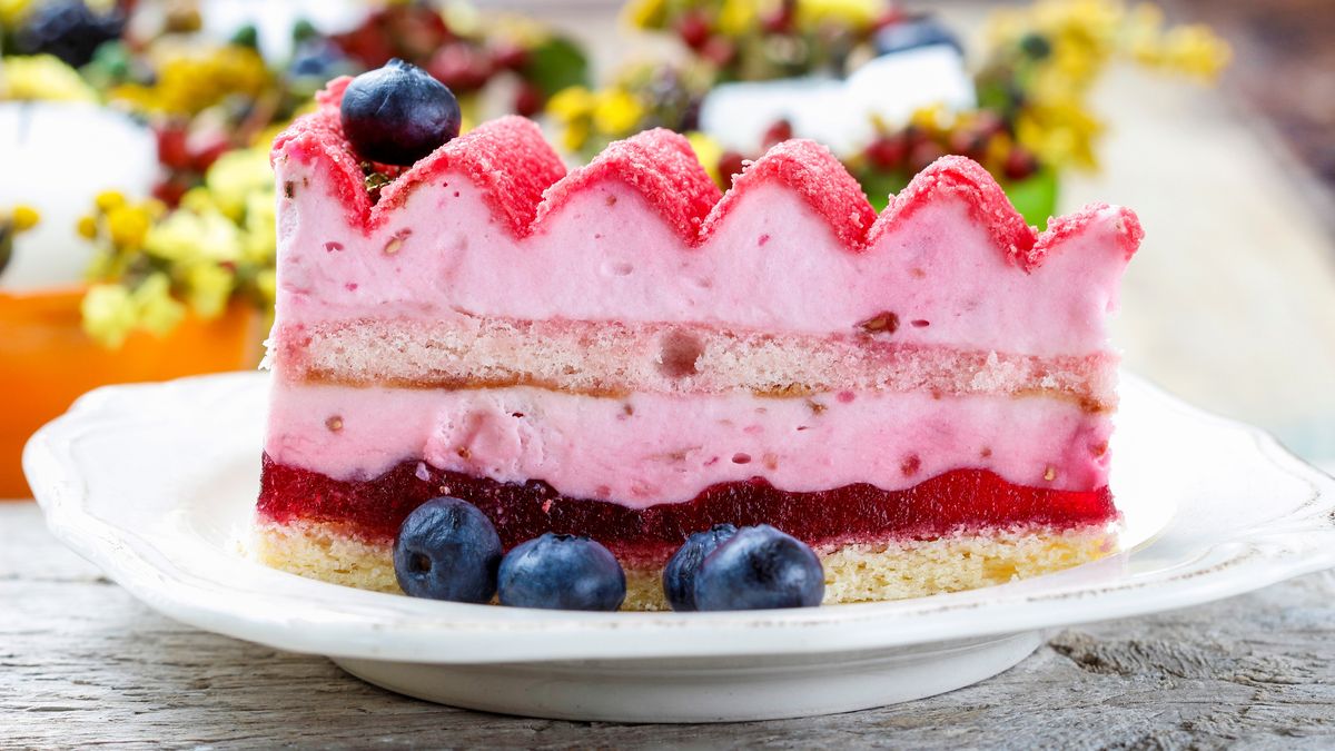 Jogurtowa pianka z malinami wygląda świeżo i wiosennie