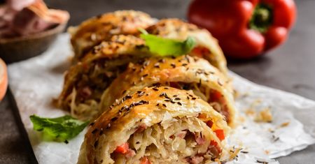 Dodaj pozostałości po świętach do poszatkowanej kapusty. Powstanie pyszny strudel
