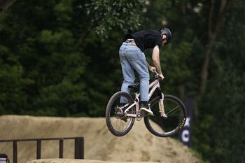Rzeszów: Stylowe triki i wielkie emocje. Zakończyły się zawody Dirt Jumping Bike Festival 2025