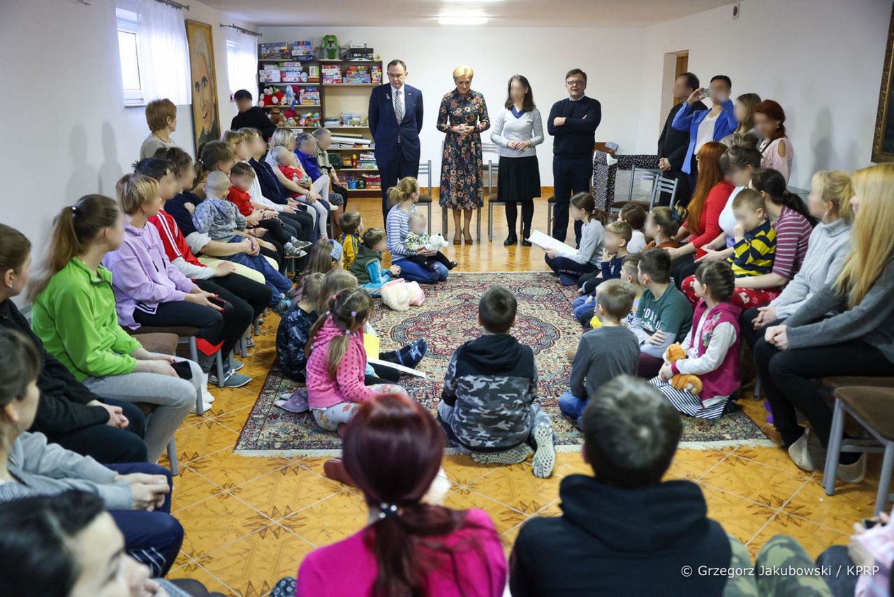 Spotkanie Agaty Kornhauser-Dudy z małymi uchodźcami z Ukrainy. Na zdjęciu widoczny jest też Mateusz Piskorski - stoi w szeregu razem z Pierwszą Damą w prawym górnym rogu zdjęcia