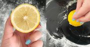Przekrój cytrynę i posyp. Posmarujesz płytę indukcyjną, a przypalenia i brud znikną bez szorowania
