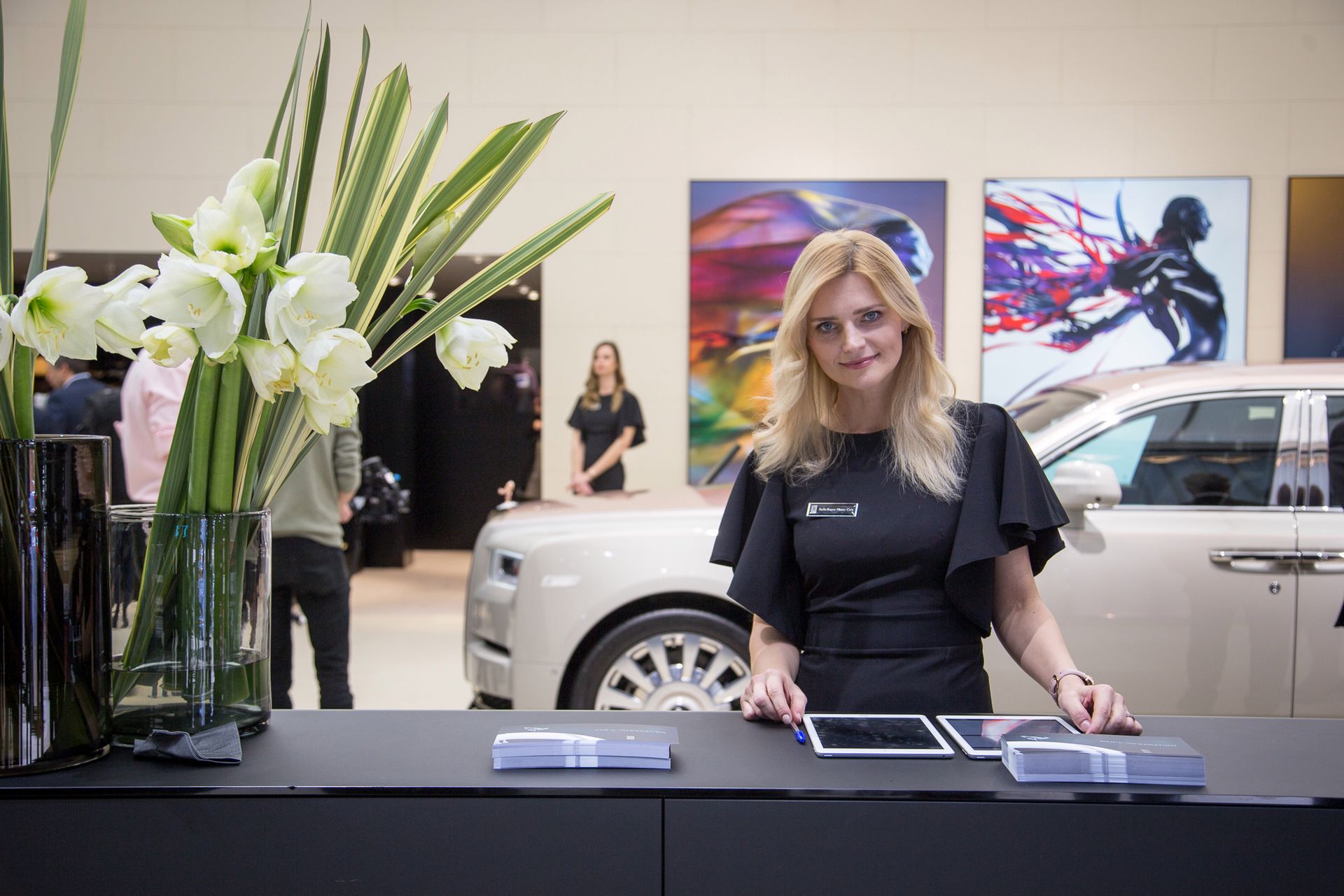 Kasia pracuje na stoisku Rolls-Royce'a. Marka od dawna zabrania swoim hostessom pozowania przy samochodach i z założenia od lat wyklucza uprzedmiotowienie dziewczyn.
