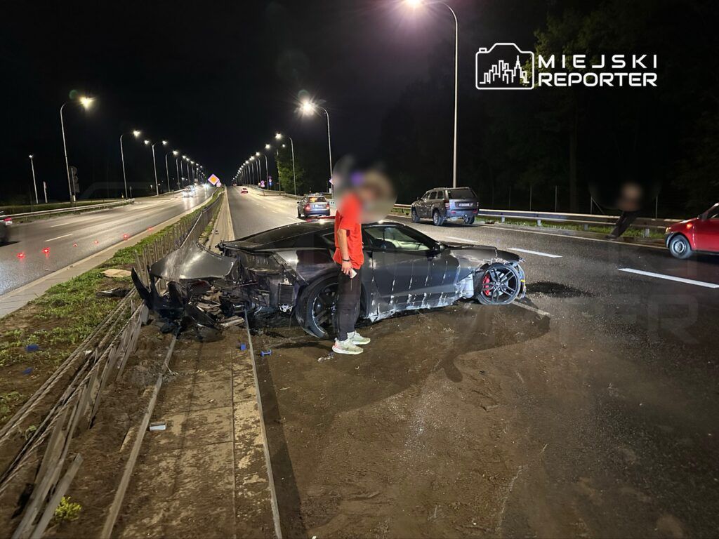 Warszawa. Młody kierowca rozbił Corvette w Rembertowie. Na miejscu pracowała policja