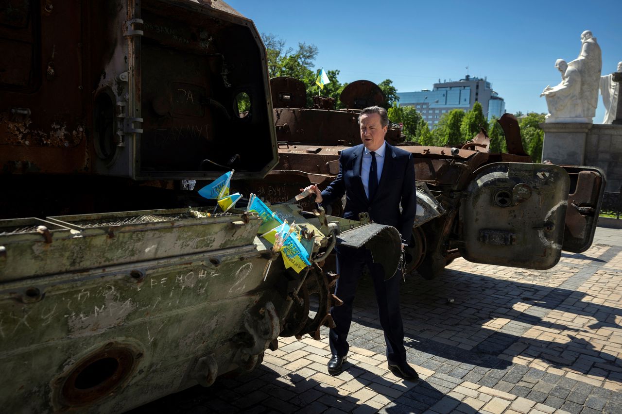 David Cameron visits Ukraine