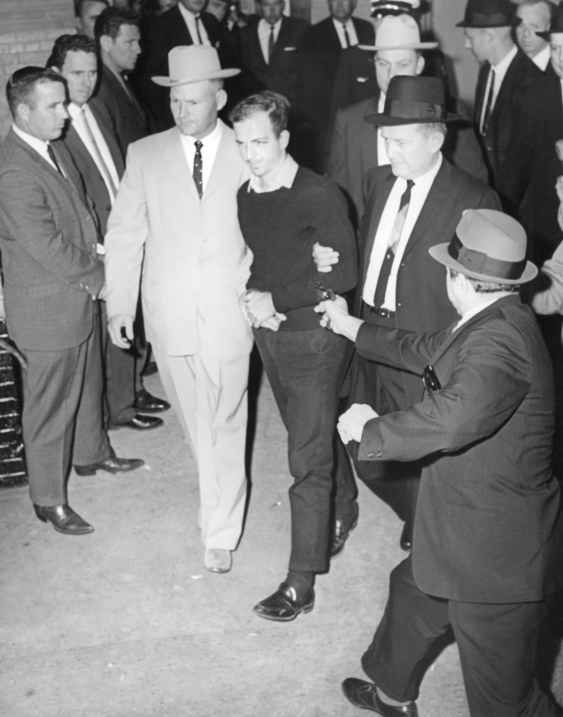 To on zabił Kennedy'ego? Gangster zastrzelił podejrzanego na oczach wszystkich 3