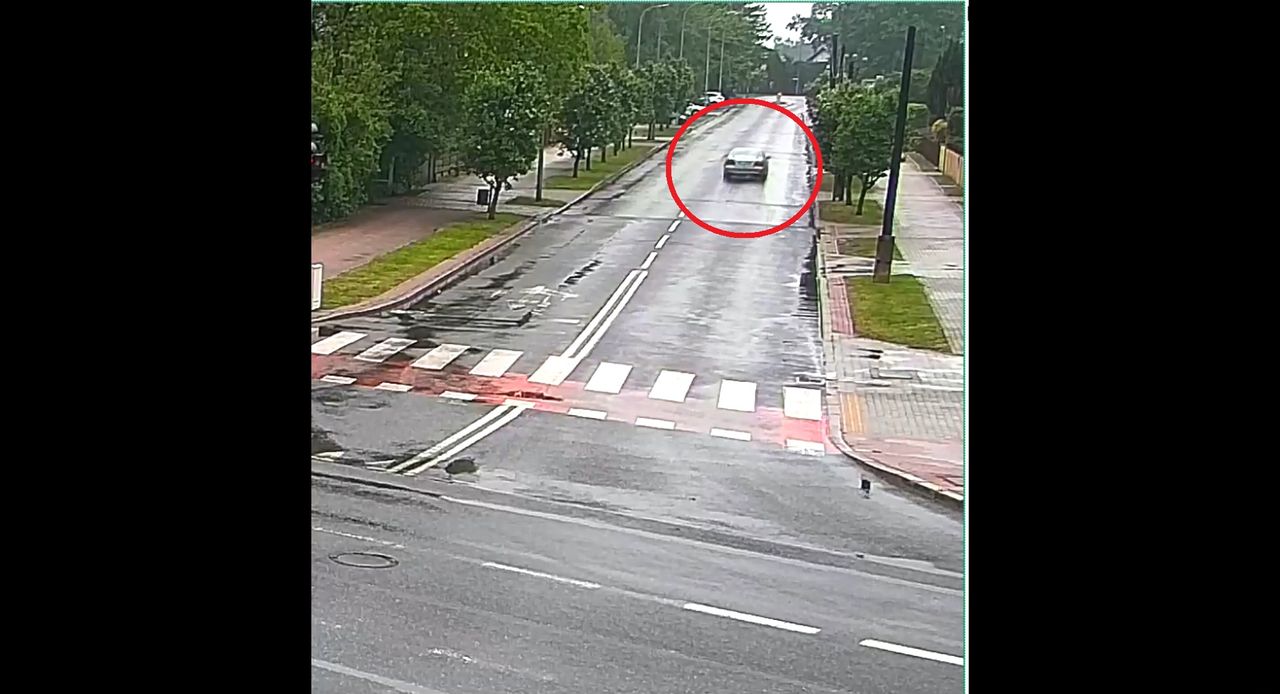 Kierujący wysiadł z jadącego auta. Wszystko się nagrało