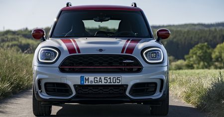 Mini Countryman JCW debiutuje w odświeżonym wydaniu. Znajdź różnice