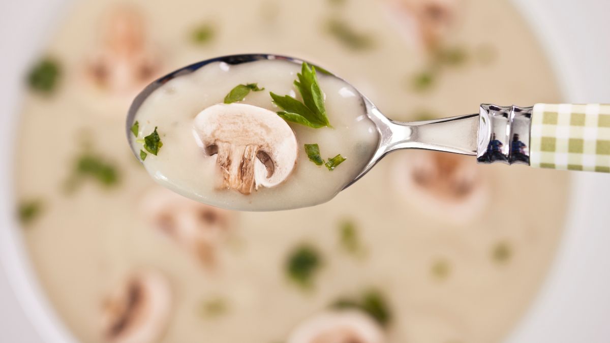 Zupa pieczarkowa będzie lepsza niż kiedykolwiek. Wystarczy jeden nietypowy składnik