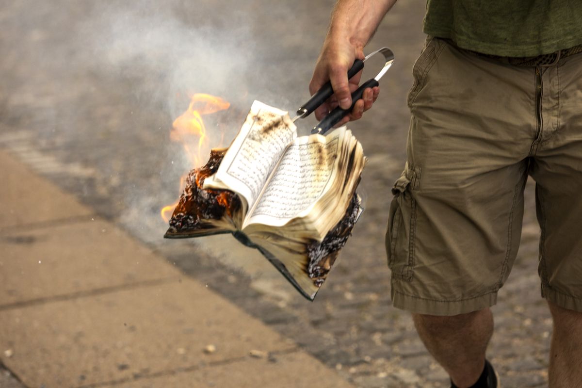 Podpalenie Koranu podczas manifestacji w Kopenhadze 28 lipca
