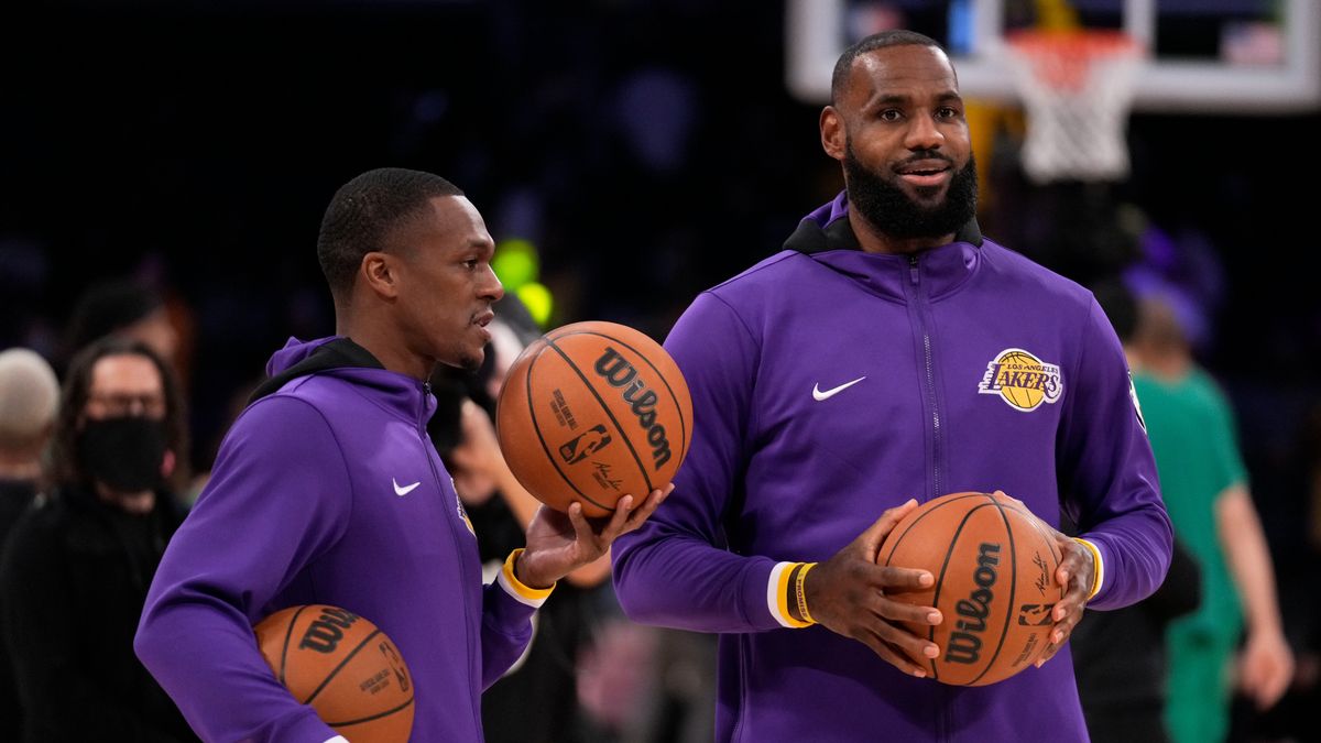 Rajon Rondo (stoi bokiem) w towarzystwie LeBrona Jamesa