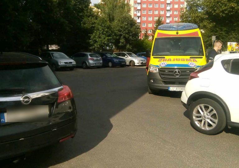 Karetka zablokowana przez samochód