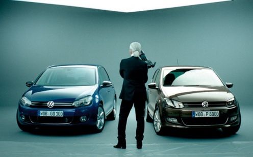 Karl Lagerfeld "krawcem" w Volkswagenie [wideo]