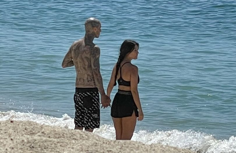 Kourtney Kardashian i Travis Barker wymieniają czułości na plaży