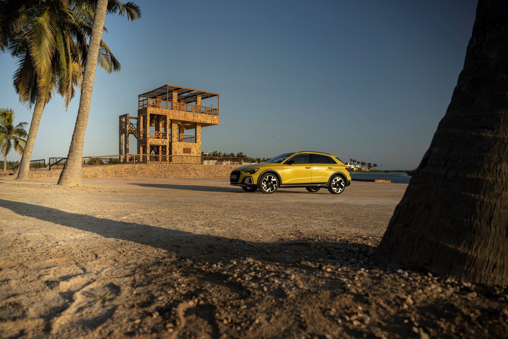 Static photo,
Colour: python yellow