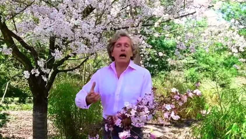 Warszawa. Adam Zagajewski, kierownik Zespołu Kolekcji Roślin Ozdobnych w powsińskim ogrodzie