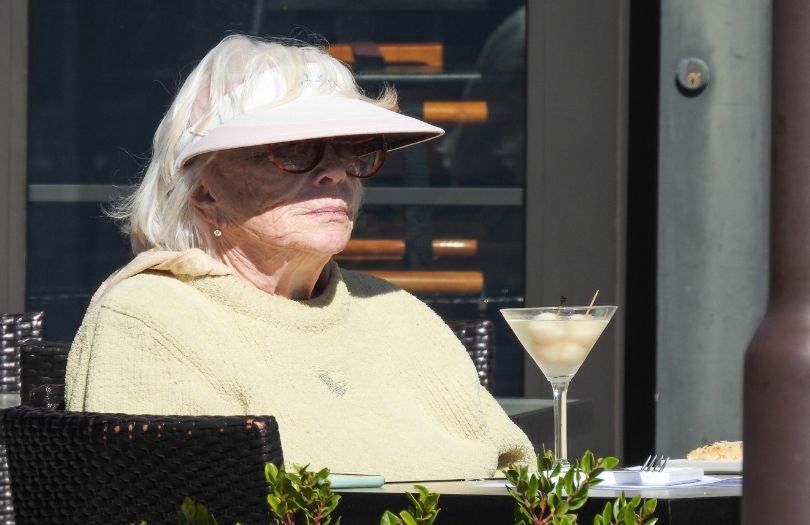 Shirley MacLaine sączy Martini na lunchu w Malibu