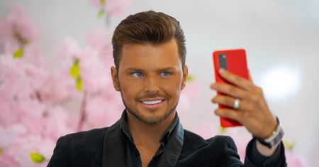 Chce być jak chłopak lalki Barbie. Tyle "żywy Ken" wydał na operacje