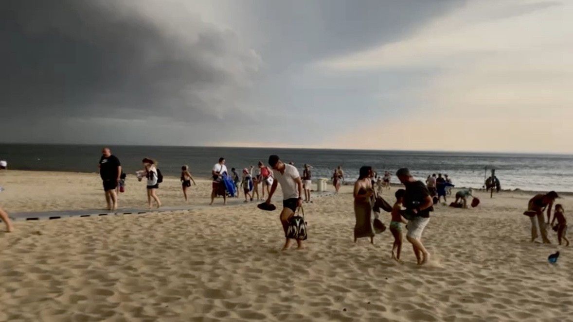 Uciekali w popłochu z plaży. "Ludzie, co się dzieje w tym kraju?"