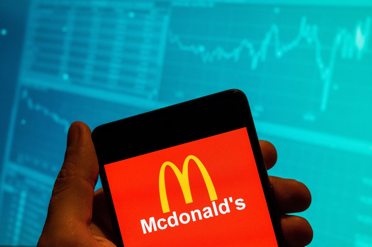 Клієнти McDonald’s спостерігають у Польщі підвищення цін (Photo Illustration by Budrul Chukrut/SOPA Images/LightRocket via Getty Images)