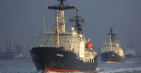 "Flota cieni" Rosji nadal przepływa przez brytyjskie wody. BBC ujawnia skalę problemu