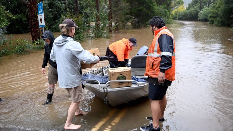 Flooding affects New South Wales, Australia
epa10052718 Local residents transport fuel and supplies across the flooded streets on small boats to stranded residents that are cut off by floodwaters which have inundate the town of Yarramalong on the Central Coast, North of Sydney, New South Wales, Australia, 05 July 2022. New South Wales residents are bracing for more heavy rain and flooding as dangerous downpours continue throughout the day.  EPA/JEREMY PIPER AUSTRALIA AND NEW ZEALAND OUT 
Dostawca: PAP/EPA.
JEREMY PIPER