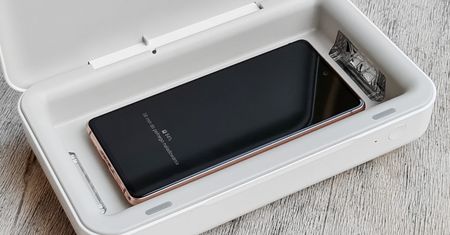 Gadżet na miarę 2020 roku. Zdezynfekuje smartfon i jeszcze go naładuje